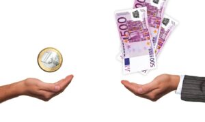Lire la suite à propos de l’article Le salaire d&rsquo;Évelyne Dhéliat : ce que l&rsquo;on sait vraiment